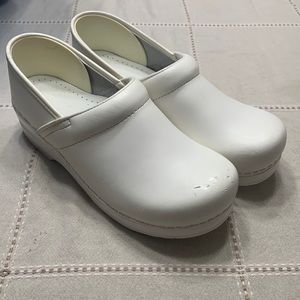 DANSKO PROFESSIONAL NURSES CLOGS. Leather. White.Medical professionals.EU40 wide